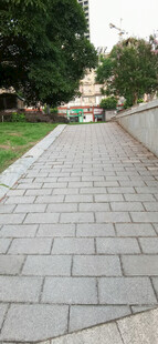 城市中整洁的砖石铺就小路