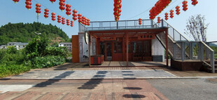 古建前悬挂的喜庆红灯笼