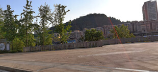 开阔广场与远处绿树山峦