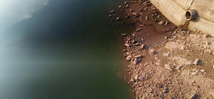 岸边水域与碎石景观