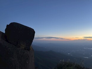 山顶巨石处的壮丽日出