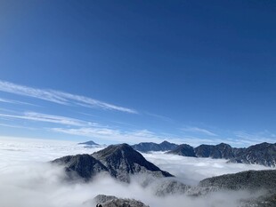 云海之上的巍峨群山