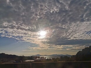 日出时分的云海与远山