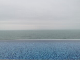 无边泳池与海天一色景观