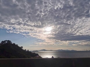 海边日落时分的壮丽云霞