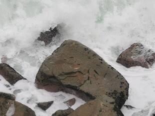 海浪拍击岸边岩石