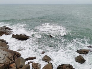 海浪拍击礁石的壮阔景象