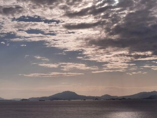 海上云景 远山朦胧