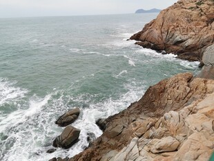 海边嶙峋礁石与翻涌海浪