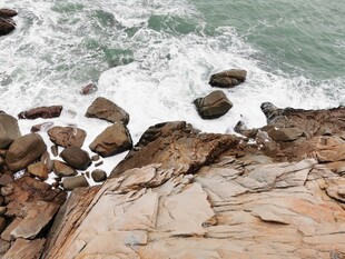 海边礁石与翻涌海浪