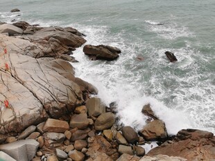 海浪拍击岸边嶙峋礁石
