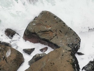 海浪拍击岸边岩石