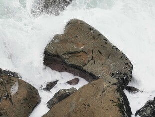 海浪拍击岸边岩石