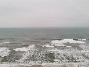 海上翻涌的白色浪花