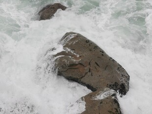 海浪拍击礁石的壮观景象