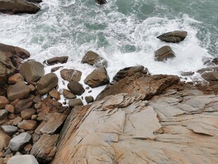 海边嶙峋礁石与翻涌海浪