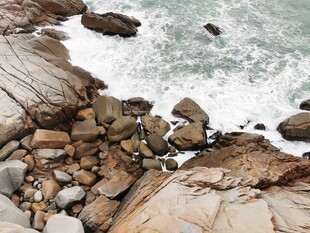 海边嶙峋礁石与翻涌海浪