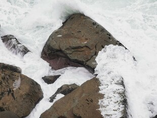 海浪拍击岸边礁石