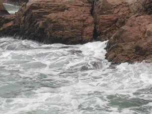 海浪拍击礁石的瞬间