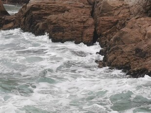 海浪拍击岸边岩石