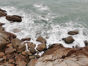 海边礁石与翻涌海浪