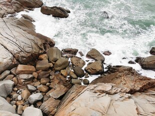 海边嶙峋礁石与翻涌海浪