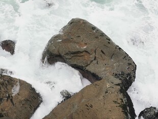 海浪拍击岸边岩石