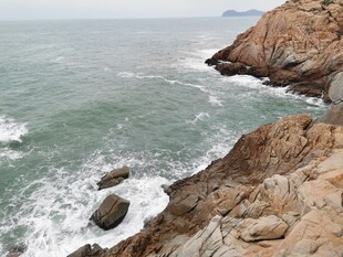 海边嶙峋礁石与翻涌海浪