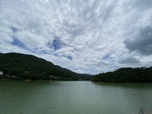 青山绿水间的宁静湖泊