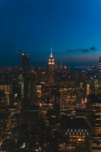 夜幕下的繁华都市景观