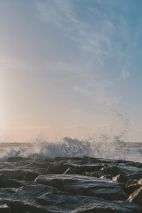 海浪翻涌的壮阔海景