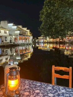 河畔夜景 桌前暖灯相伴