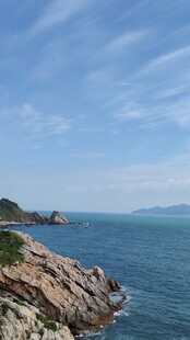 海边嶙峋岩石与辽阔海景