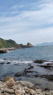 海边礁石与涌动的海浪