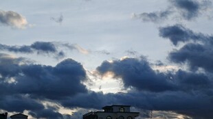 天空中厚重的云层