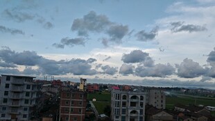 城市上空的多云景象