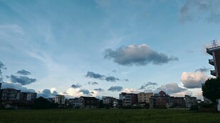 城郊蓝天绿地建筑景观