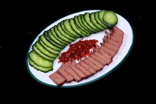 黄瓜配肉片摆盘精致