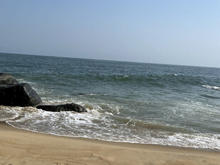 海边沙滩与海浪中的岩石