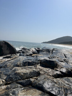 海边嶙峋岩石与辽阔海景