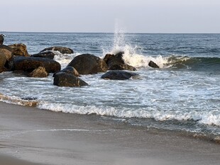 海浪拍打岸边礁石景象