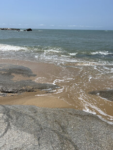 海边沙滩海浪岩石美景