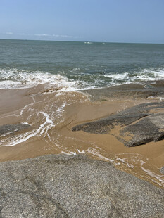 海边礁石与海浪景观