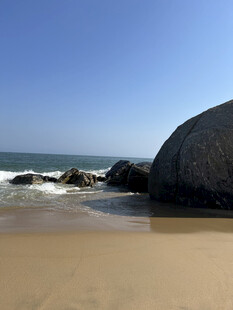 海边沙滩与巨石风景