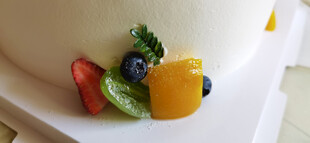 水果装饰的精致蛋糕