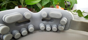 灰色机械按摩头特写