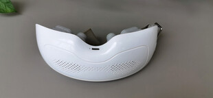 白色弧形眼保仪特写