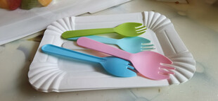 多彩塑料餐具摆放在托盘上