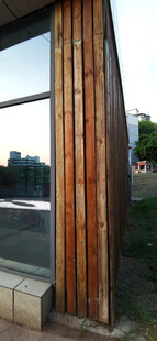 木质窗框外的自然景致