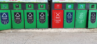 多彩分类垃圾桶整齐排列